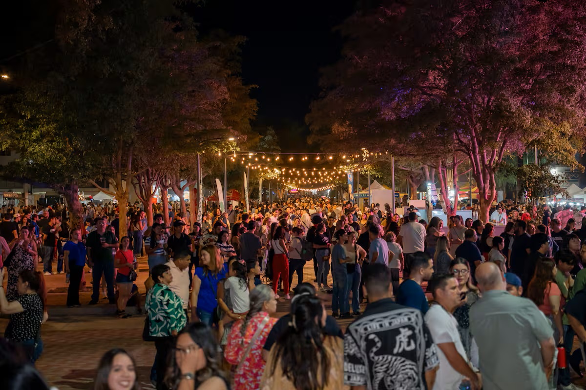 Asistentes disfrutan de las actividades culturales del festival.