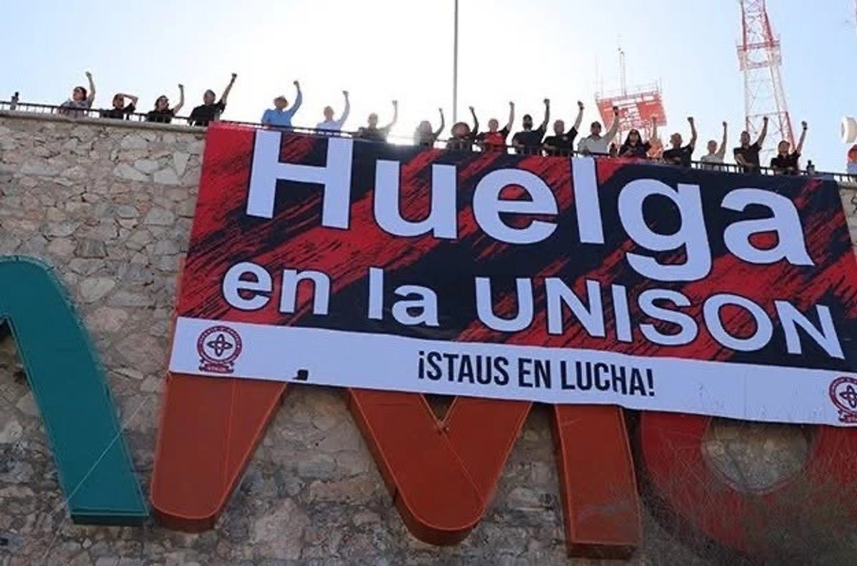 Integrantes de STAUS en manifestacion en el Cerro de la Campana