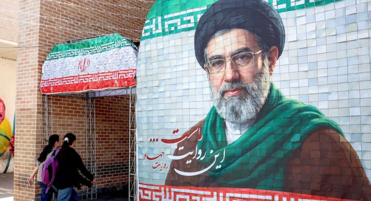 Líder supremo de Irán lanza advertencia a países del Golfo por bases militares de EU