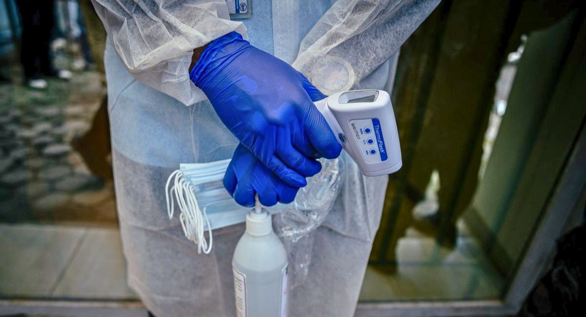 Uganda cierra frontera con Congo por brote de ébola que ya supera mil contagios