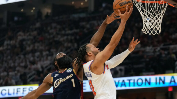 Los New York Knicks derrotan a Cleveland y se colocan a una victoria de avanzar a la gran final de la NBA