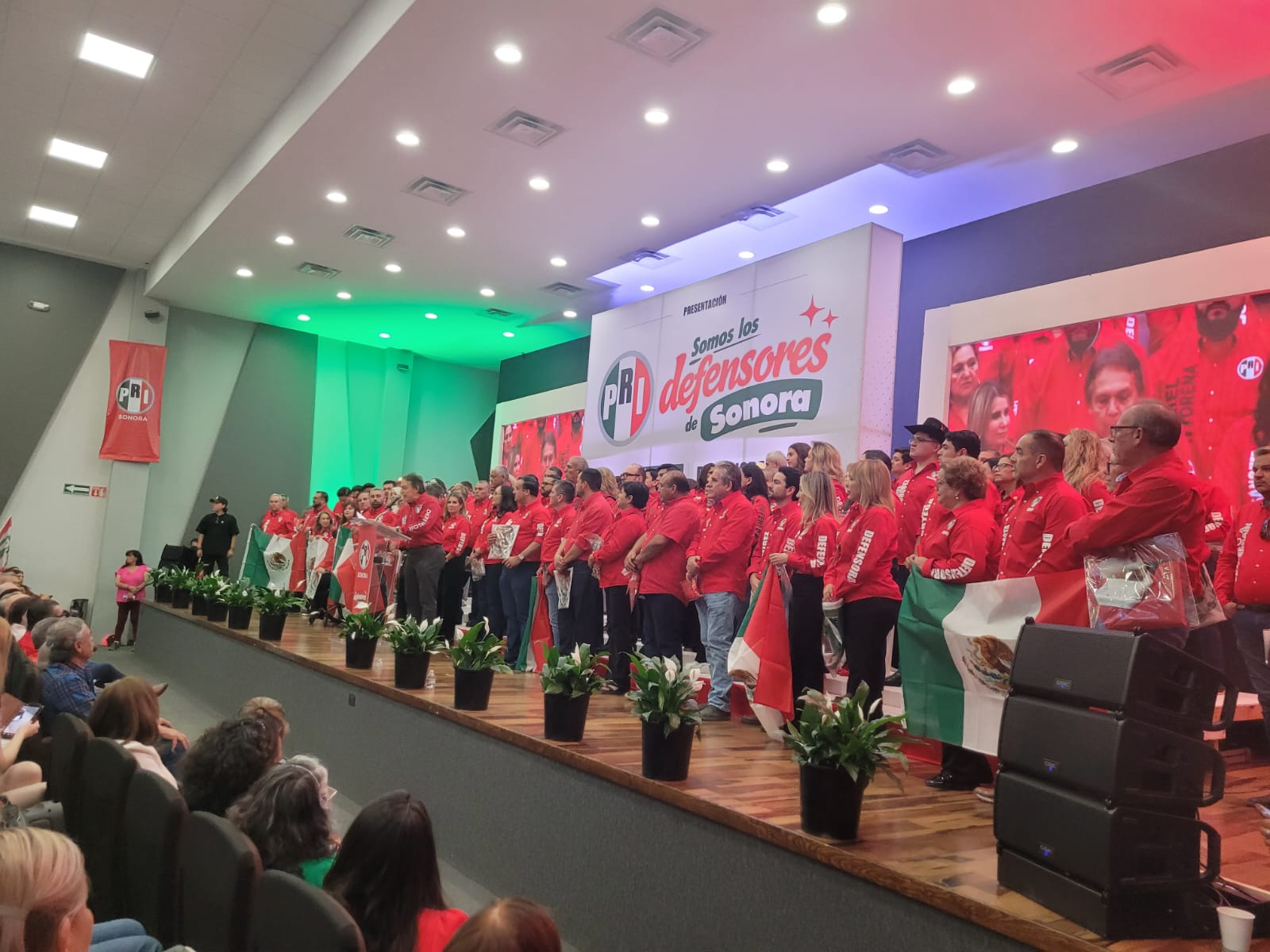 Integrantes del partido político asisten a asamblea estatal