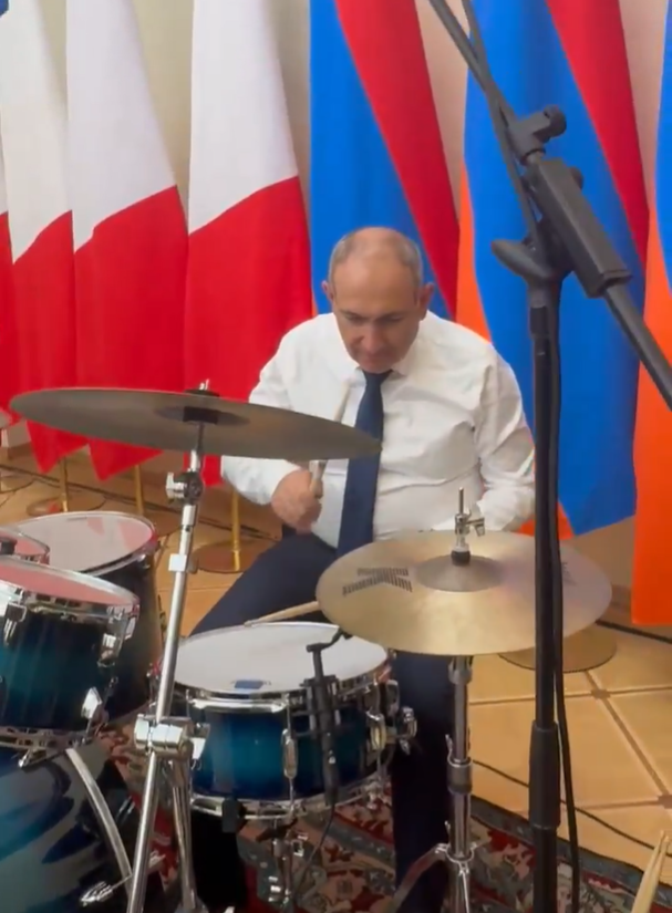 Macron canta 'La Bohème' en Armenia junto a presidente y primer ministro