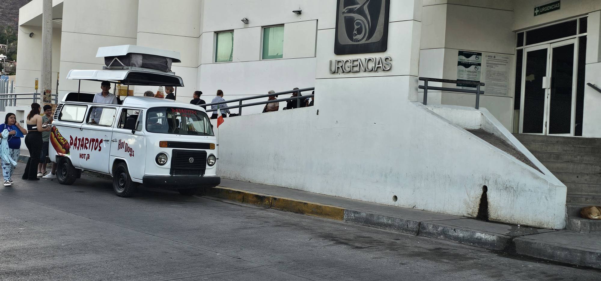 Mónica celebra cumpleaños con comida y pastel en hospital del IMSS de Guaymas