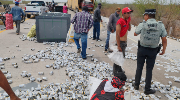Se registra voraz rapiña tras volcadura de tráiler en Navojoa