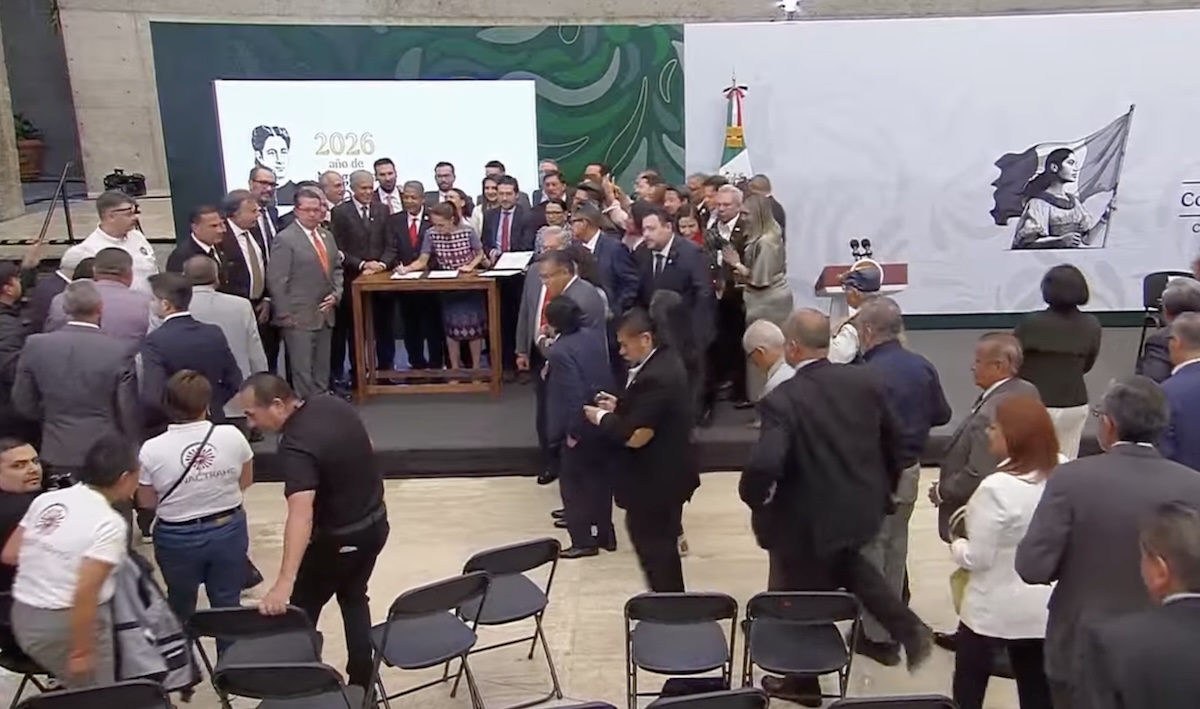 Sheinbaum firma acuerdo para jornada laboral de 40 horas en México