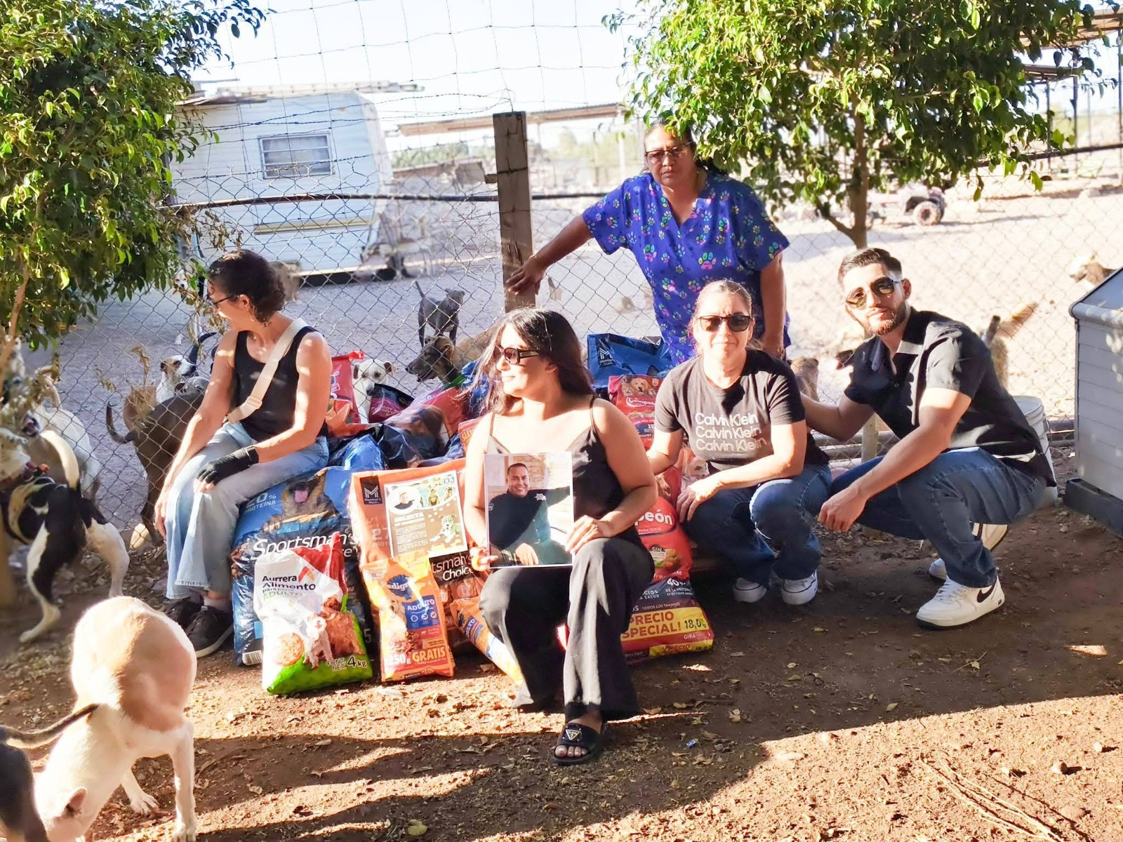 Donan croquetas a refugio animal de Empalme en memoria de Rubén Ríos, policía caído
