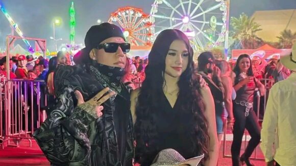 Santa Fe Klan sorprende al cantar junto a Su Majestad La Brissa en La ExpoGan Sonora