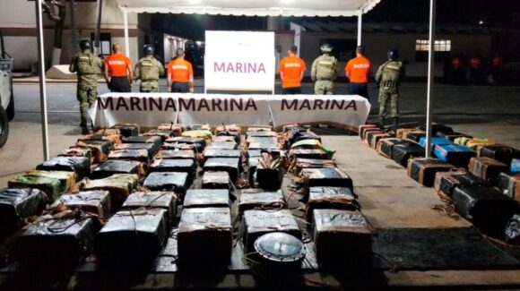 (VIDEO) Golpe al narco: Marina asegura más de 2 toneladas de droga frente a costas de Oaxaca