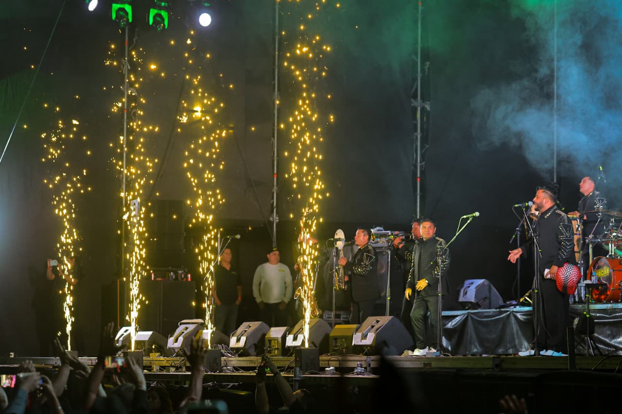 El Tropicalísimo Apache abarrota el Teatro del Pueblo de la ExpoGan 2026