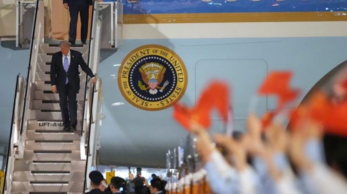 Así fue la llegada de Donald Trump a China este miércoles. Foto: Twitter