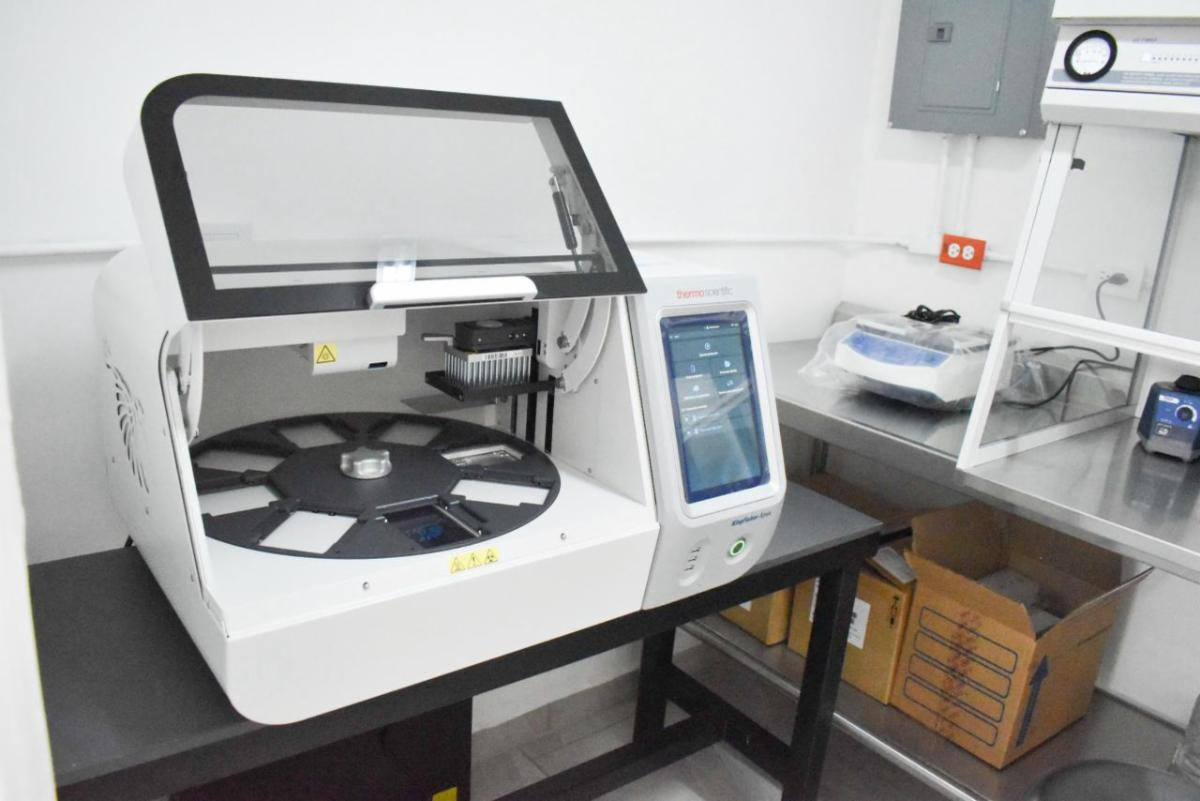Los laboratorios cuentan con un procesador de muestras