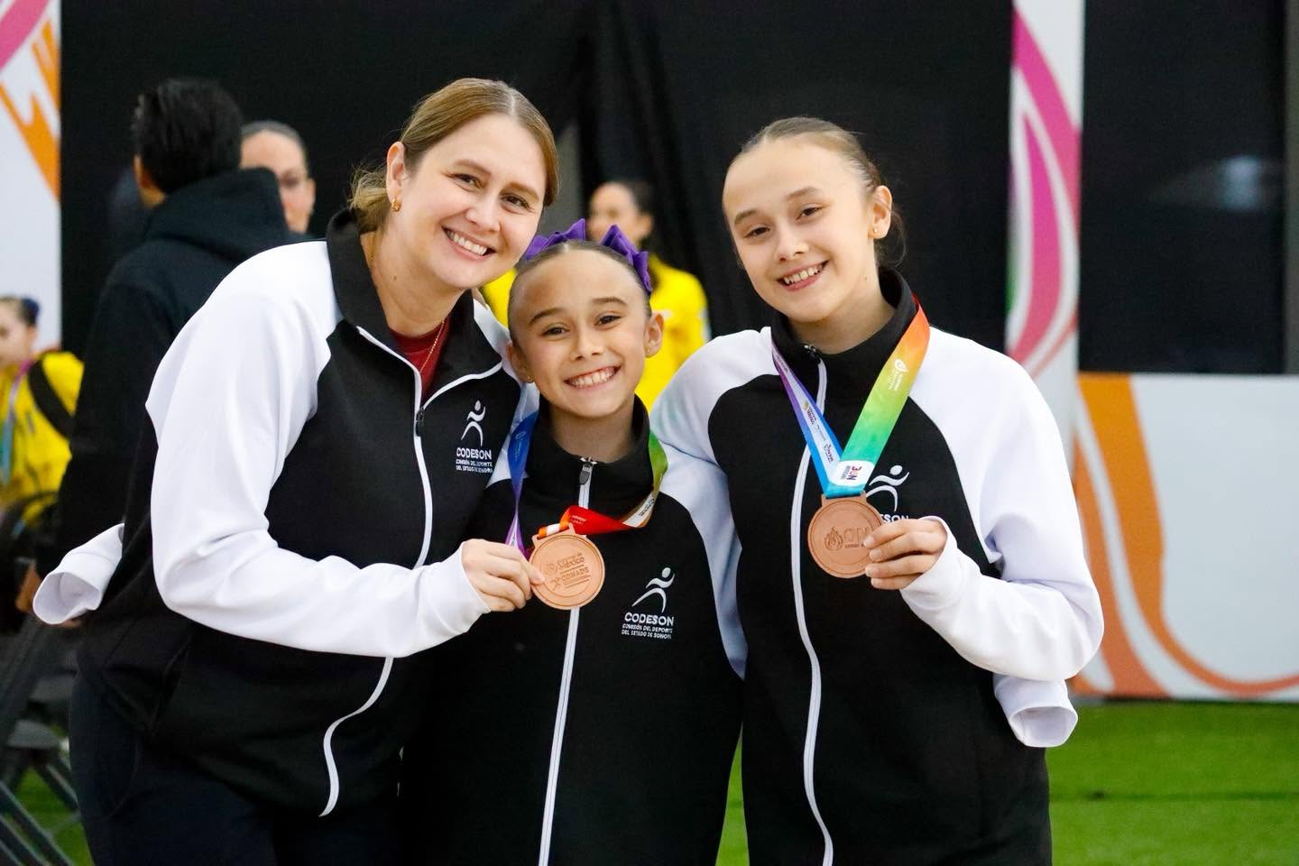 Las sonorenses portando el bronce