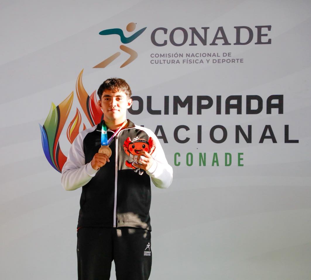 Joven sonorense portando su medalla