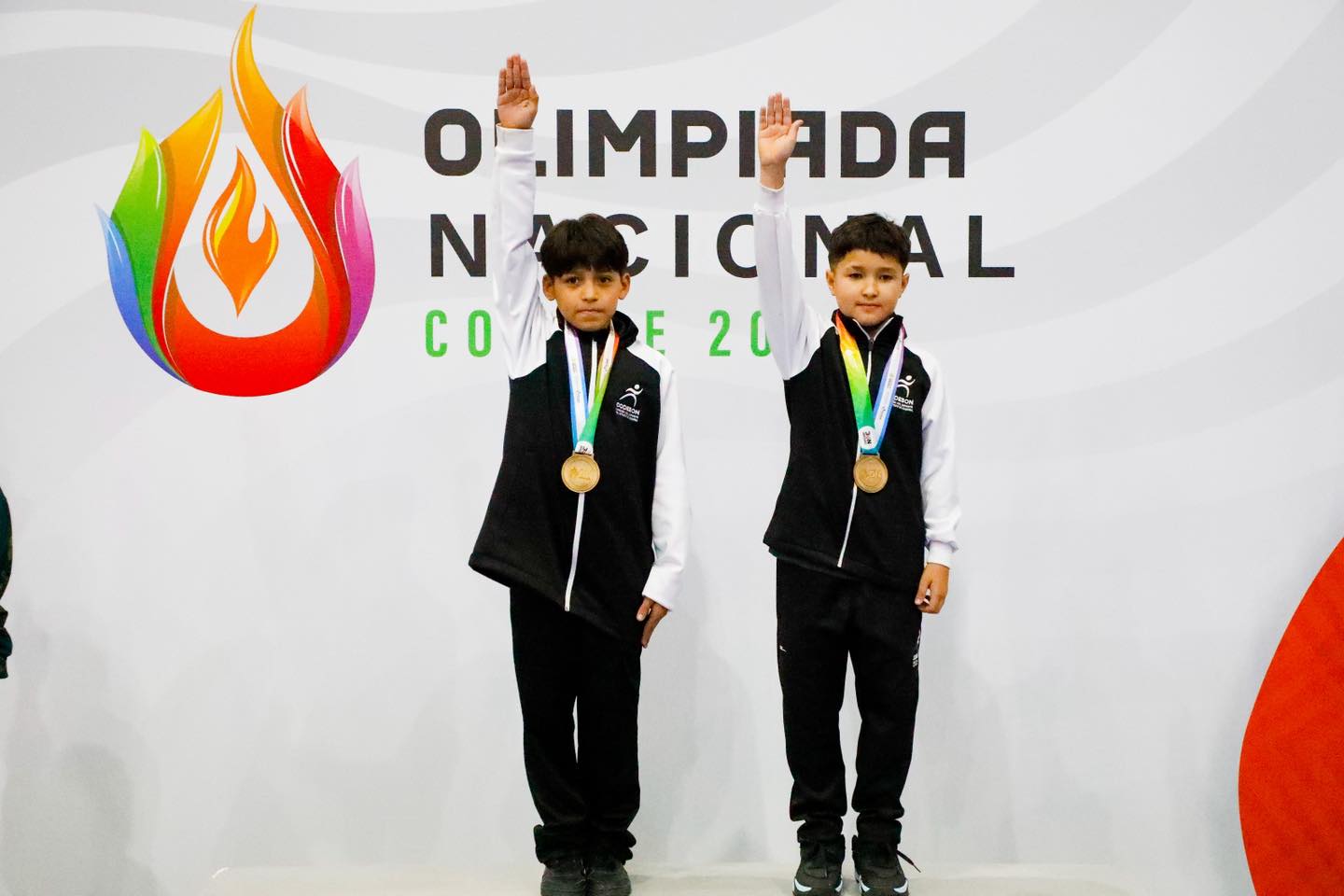 La dupla sonorense con el metal dorado