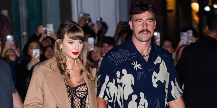 Taylor Swift y Travis Kelce se ‘casan’ en NY: Captan a jugadores de Kansas City Chiefs en Times Square