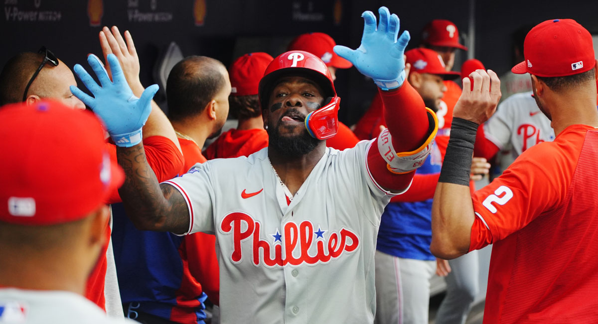 Adolis es felicitado en el dugout, después de su bambinazo