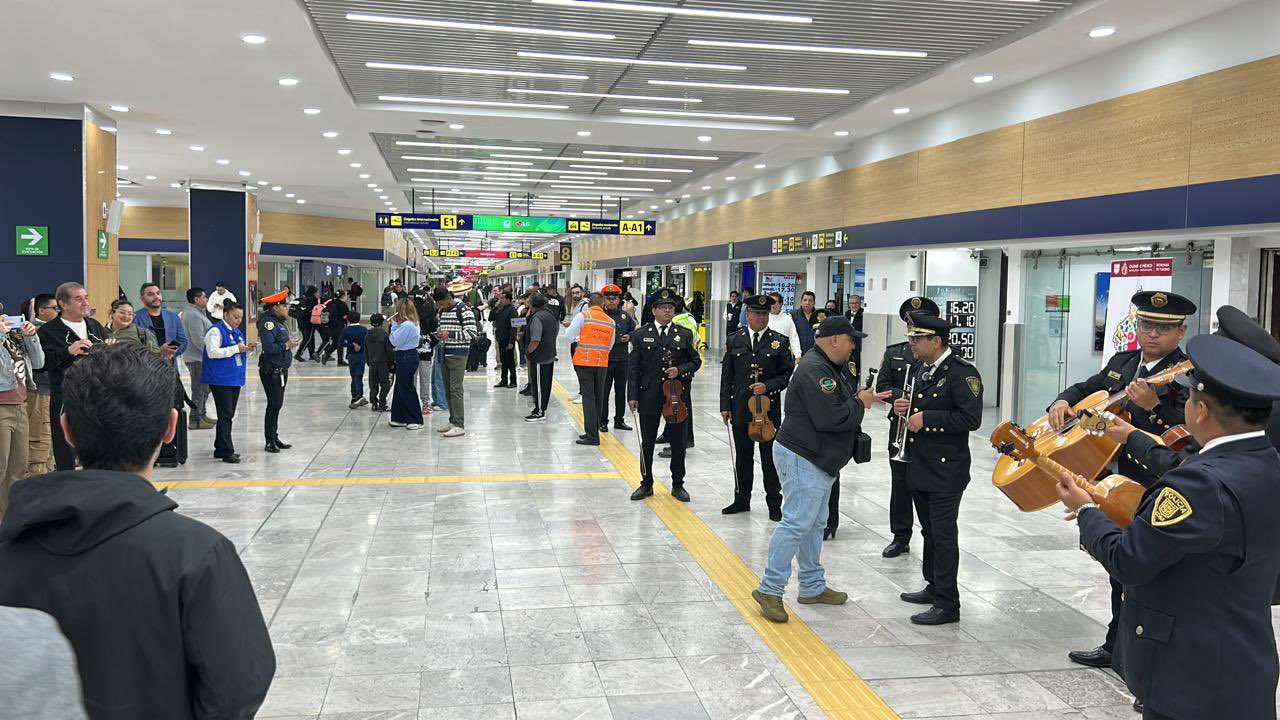 Con mariachis y bailables reciben a turistas en el AICM previo al Mundial 2026