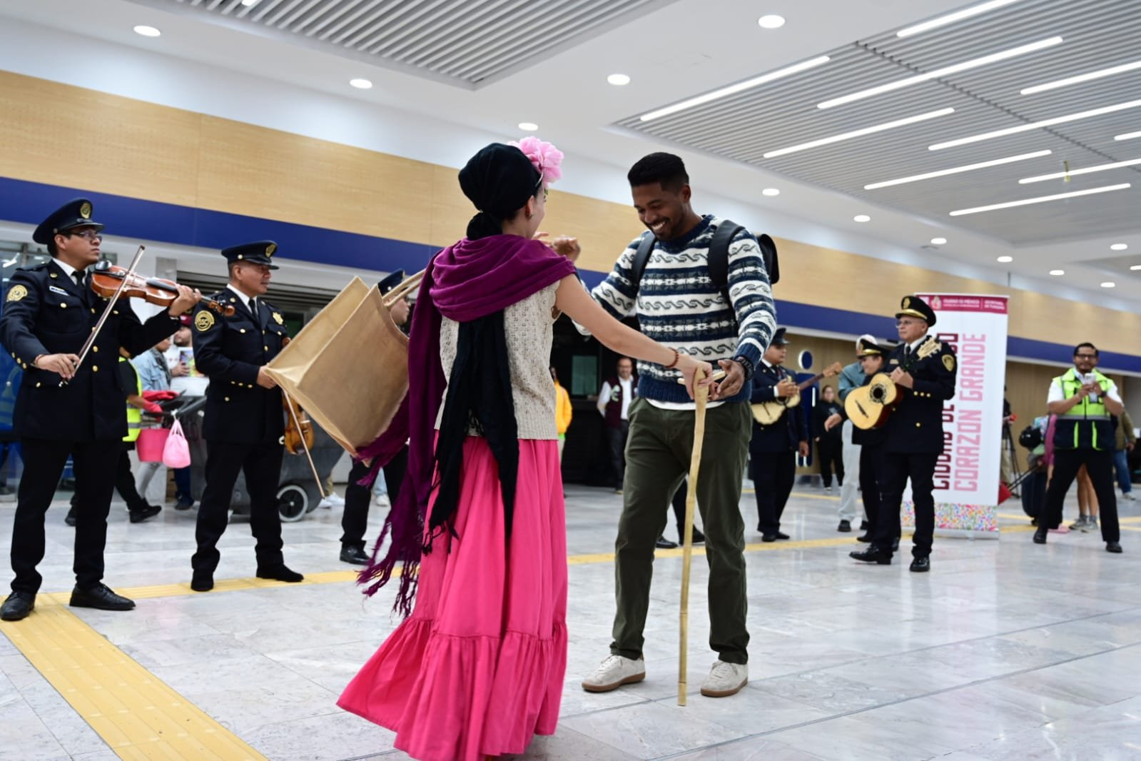 Con mariachis y bailables reciben a turistas en el AICM previo al Mundial 2026