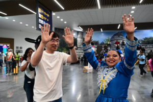 Con mariachis y bailables reciben a turistas en el AICM previo al Mundial 2026