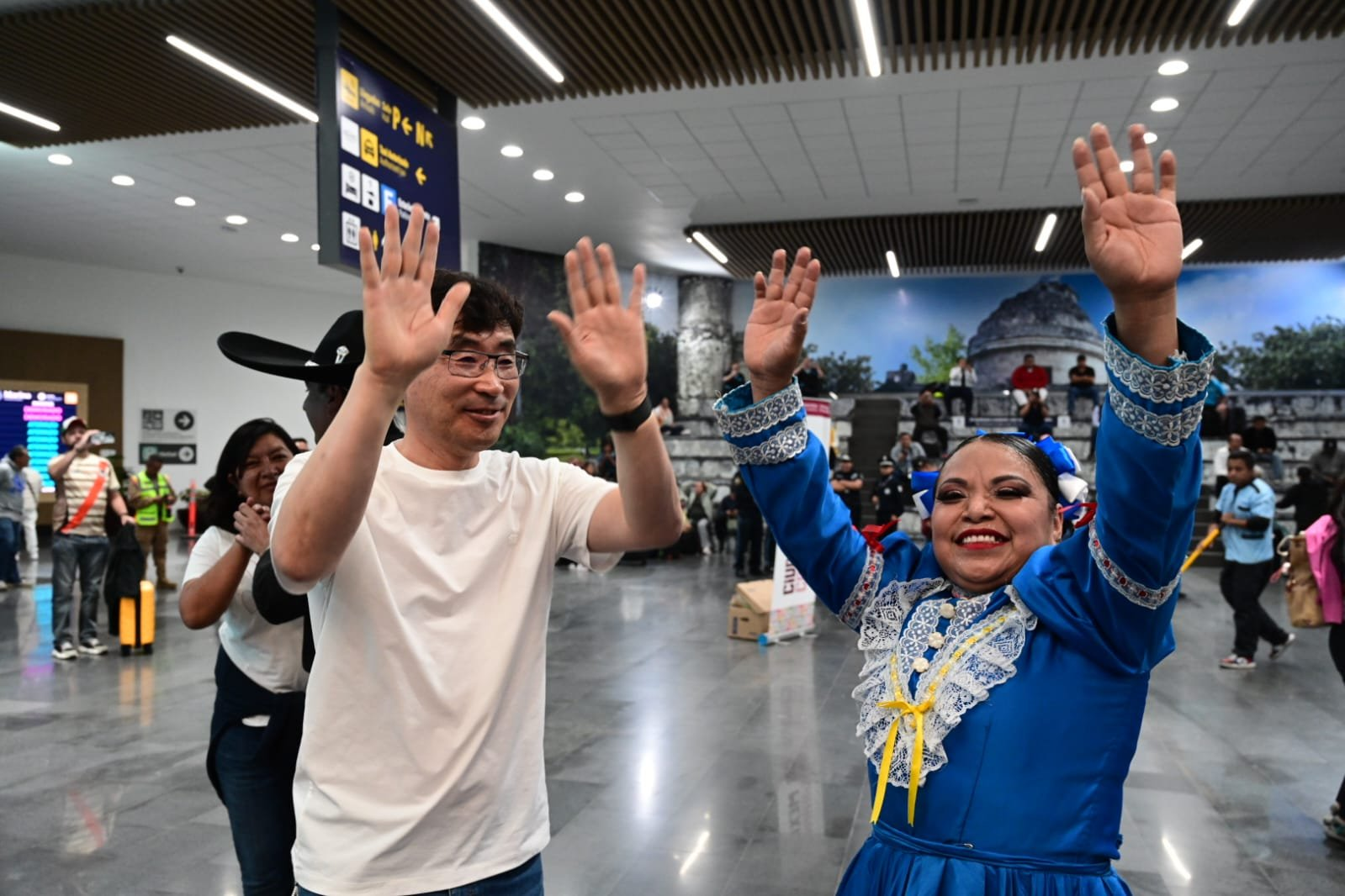 Con mariachis y bailables reciben a turistas en el AICM previo al Mundial 2026