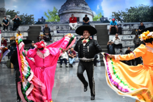 Con mariachis y bailables reciben a turistas en el AICM previo al Mundial 2026