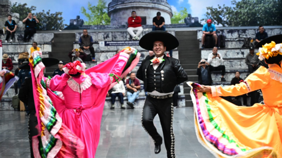 Con mariachis y bailables reciben a turistas en el AICM previo al Mundial 2026