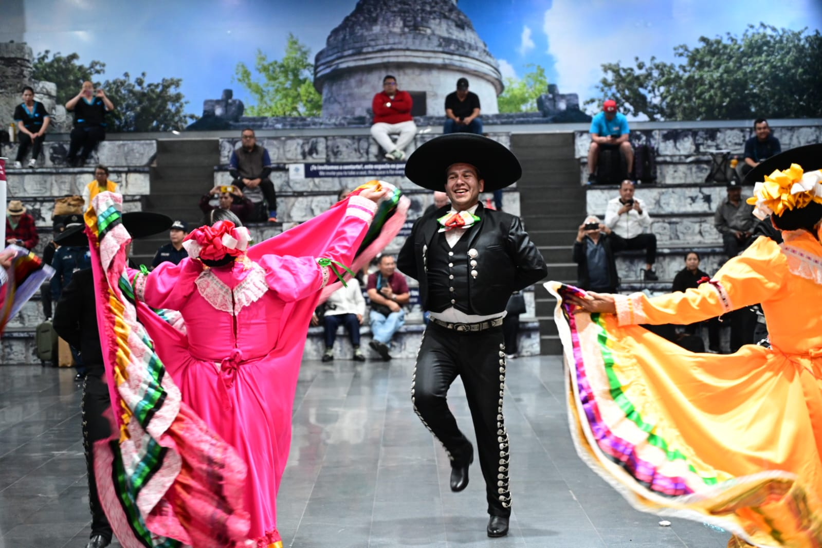 Con mariachis y bailables reciben a turistas en el AICM previo al Mundial 2026