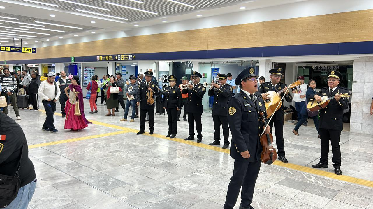 Con mariachis y bailables reciben a turistas en el AICM previo al Mundial 2026