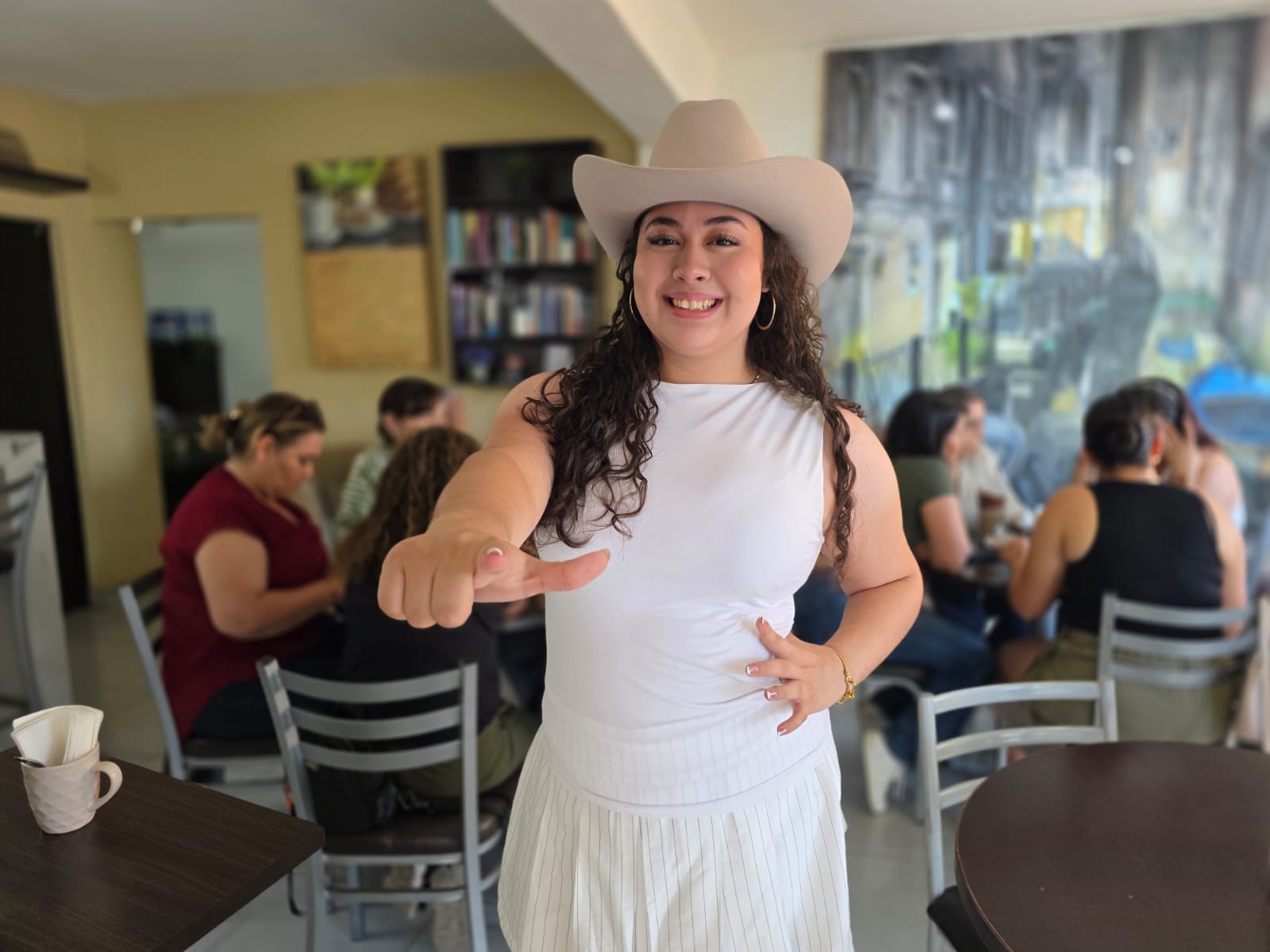 Abril Vega, hija de 'El Shaka', debuta en la música y honra la dinastía Vega
