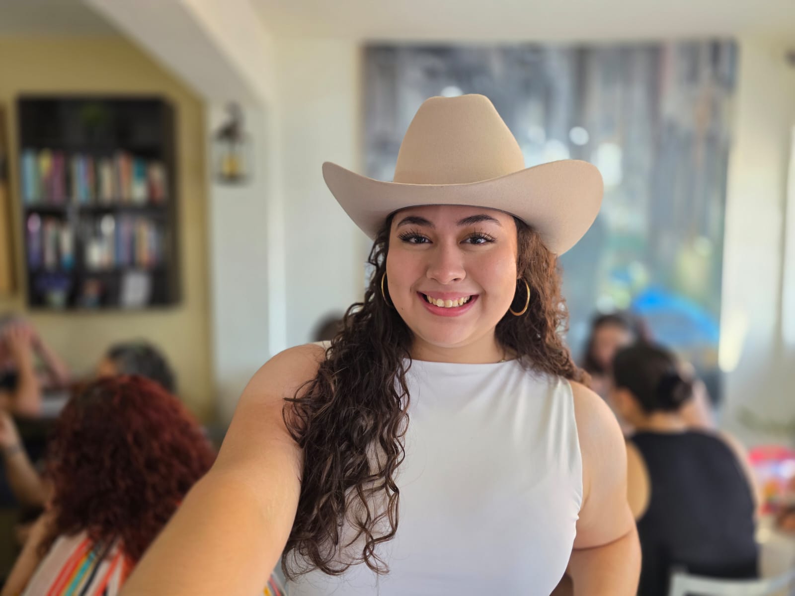 Abril Vega, hija de 'El Shaka', debuta en la música y honra la dinastía Vega
