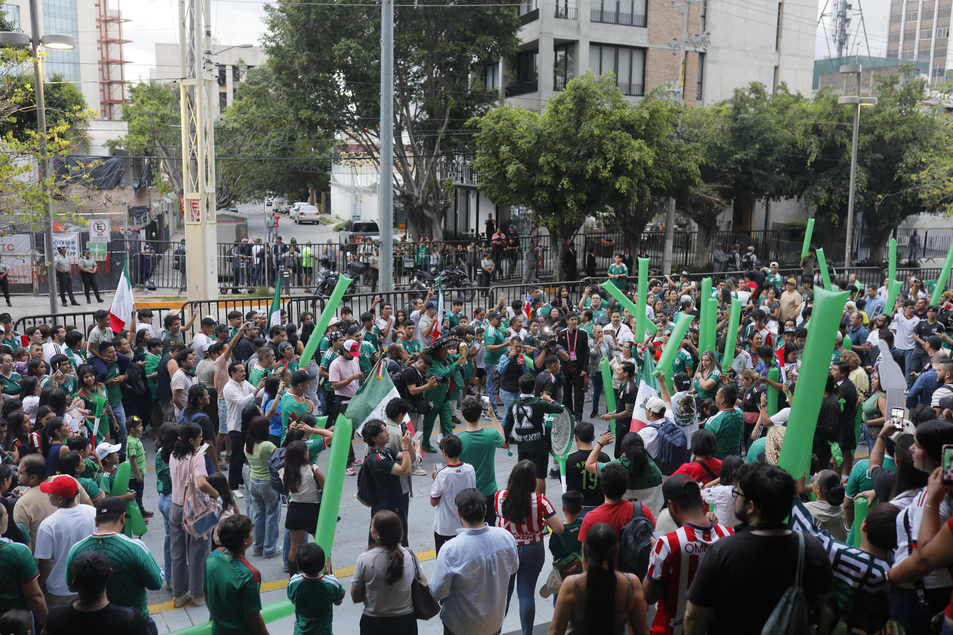Aficionados esperan a la selección de México en Guadalajara