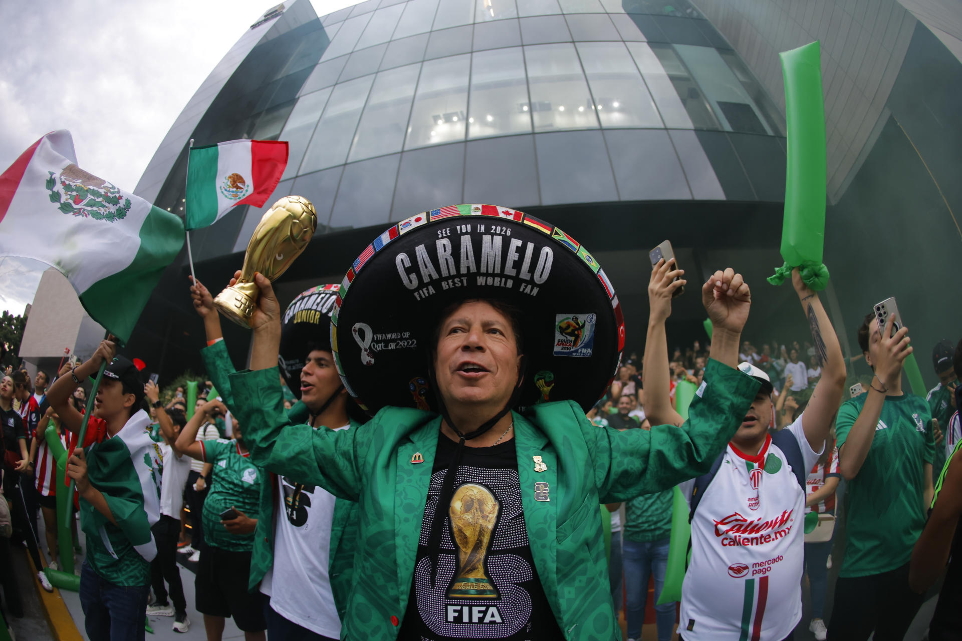 Aficionados esperan a la selección de México en Guadalajara