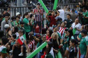 Aficionados esperan a la selección de México en Guadalajara