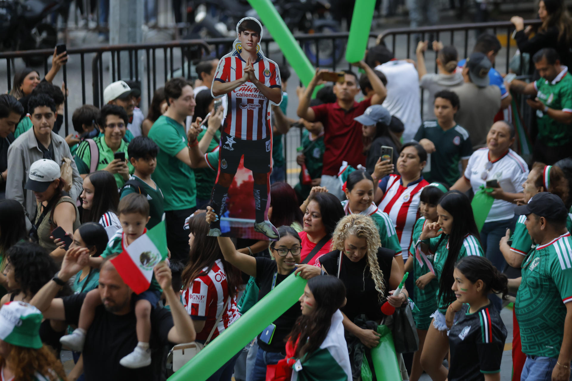 Aficionados esperan a la selección de México en Guadalajara