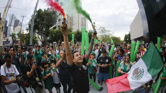 Aficionados esperan a la selección de México en Guadalajara