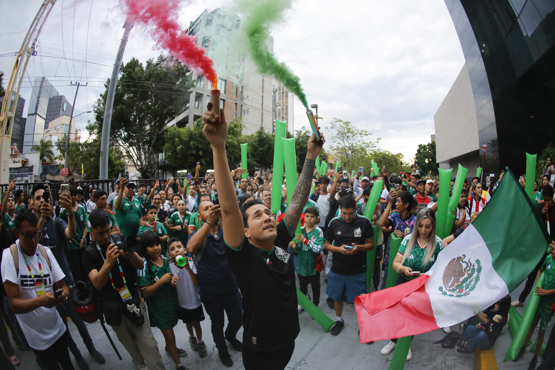Aficionados esperan a la selección de México en Guadalajara