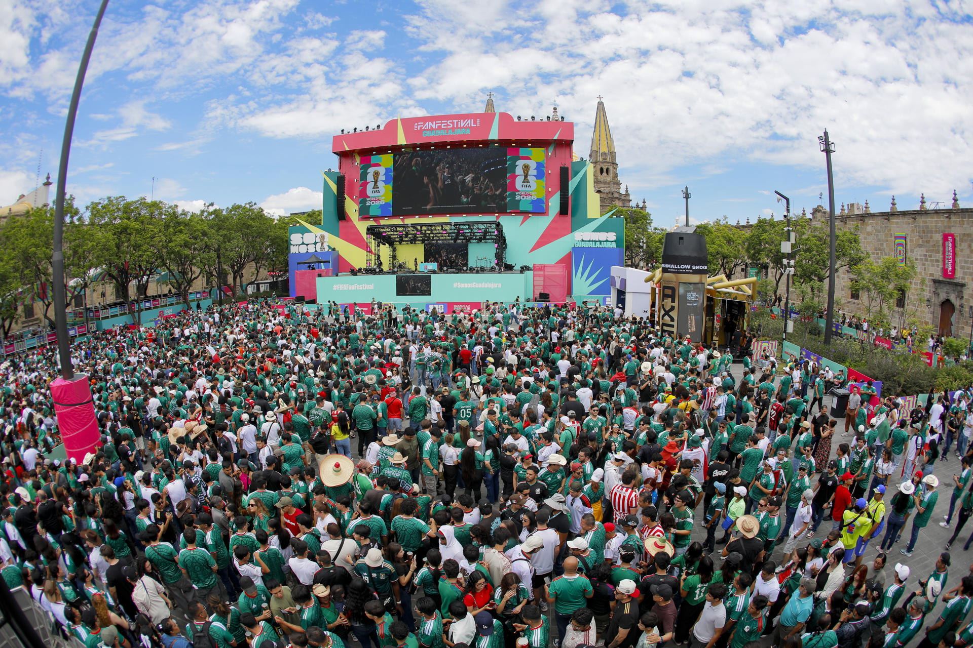Aficionados esperan el partido de México vs Corea del Sur en el estadio Guadalajara