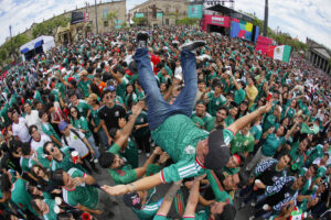 Aficionados esperan el partido de México vs Corea del Sur en el estadio Guadalajara