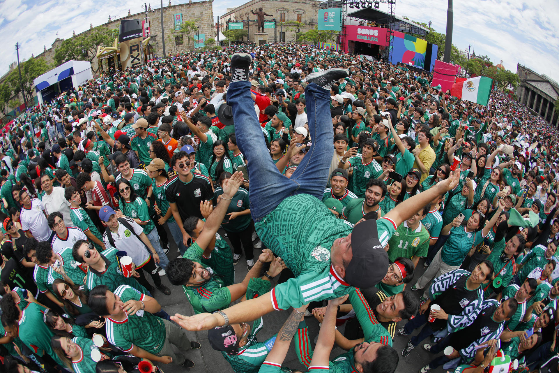 Aficionados esperan el partido de México vs Corea del Sur en el estadio Guadalajara