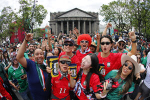 Aficionados esperan el partido de México vs Corea del Sur en el estadio Guadalajara