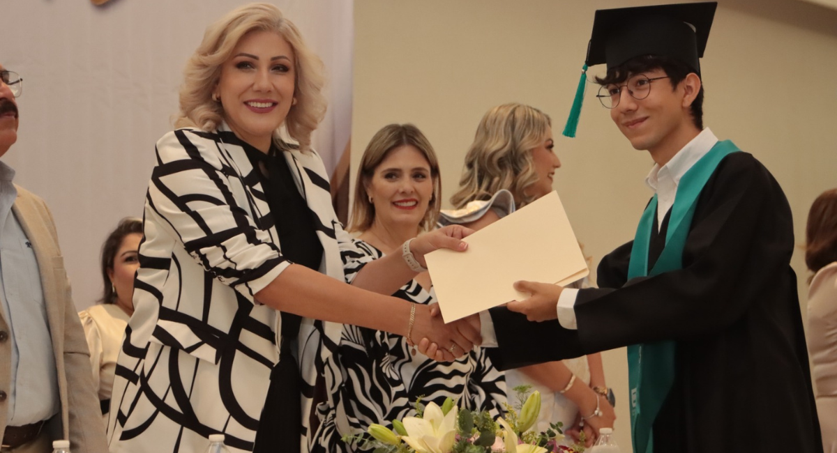 Alcaldesa Claudia Santacruz encabeza ceremonia de graduación del Cobach Plantel III en Cajeme