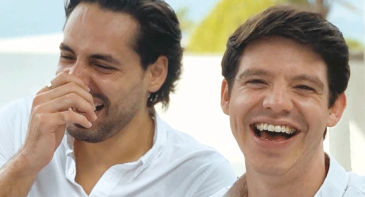 Alejandro Oliva con su novio Nicholas Aguilar
