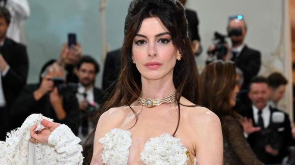 Anne Hathaway confirma en VIDEO su tercer embarazo a los 43 años; así reacciona todo Hollywood