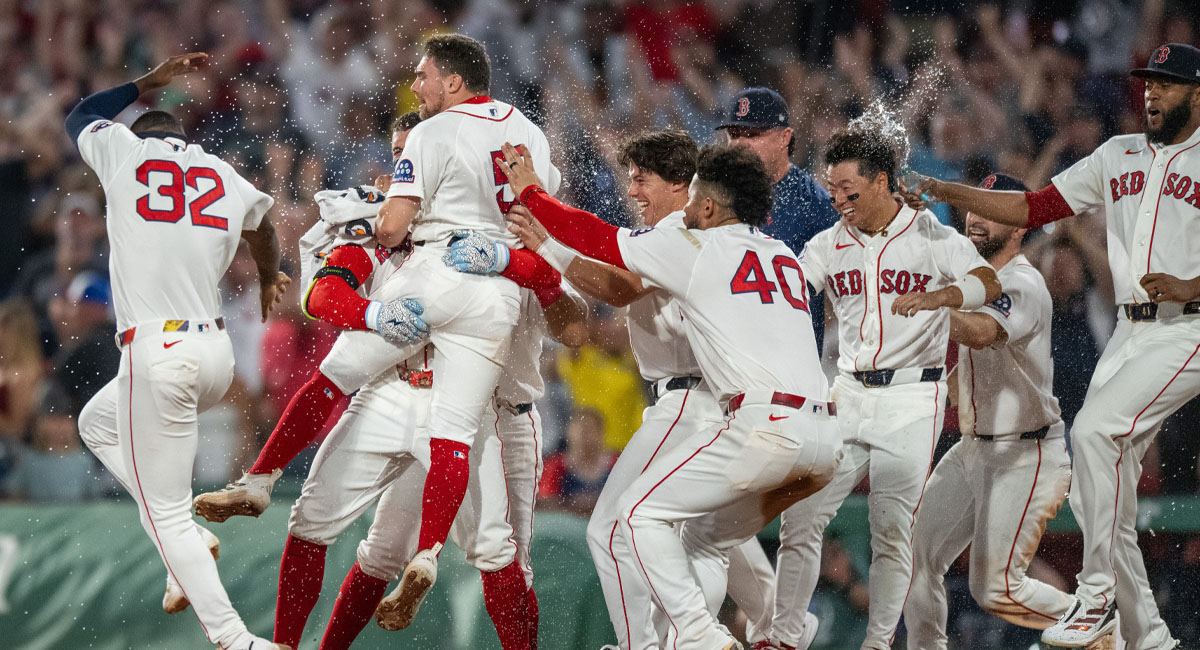 Los jugadores de Boston celebran la victoria ante su acérrimo rival