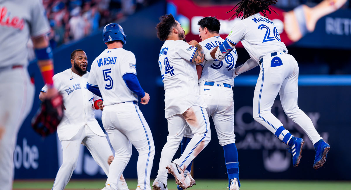 El hermosillense es felicitado por sus compañeros después de la victoria