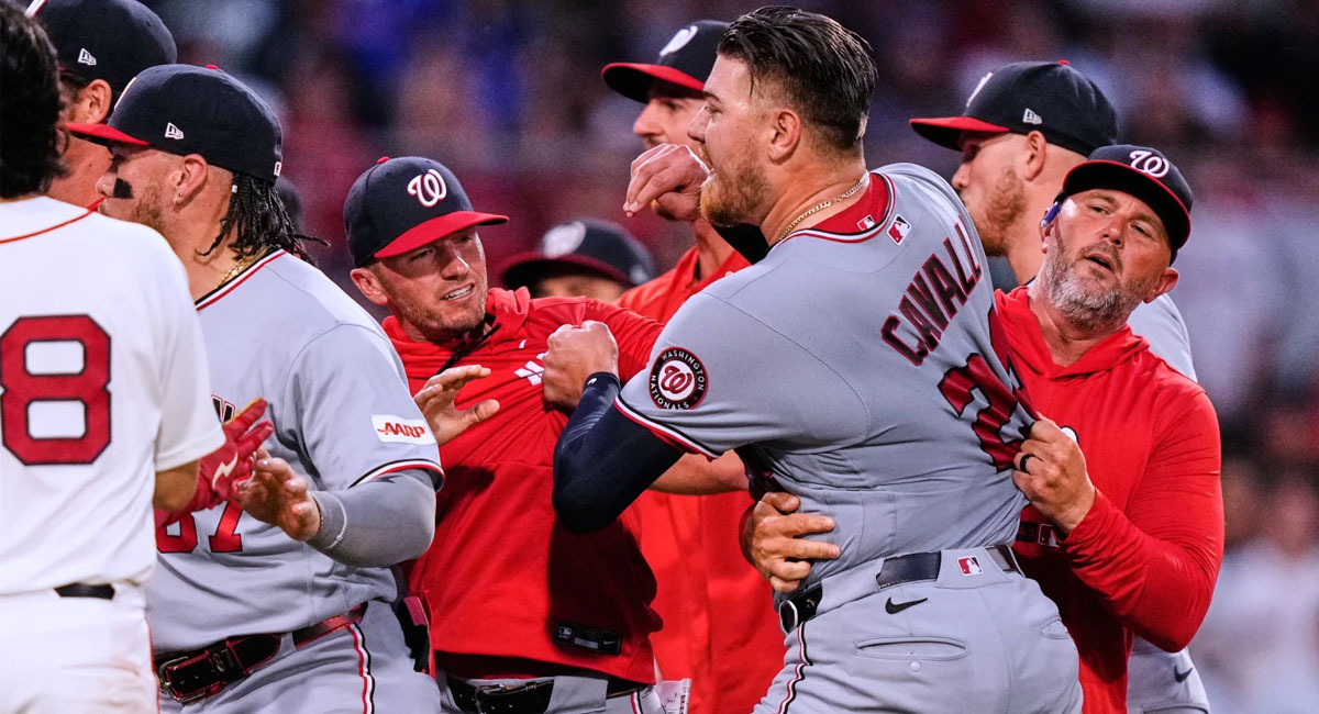 Civalli es contenido durante el conato de bronca que se dio en el juego