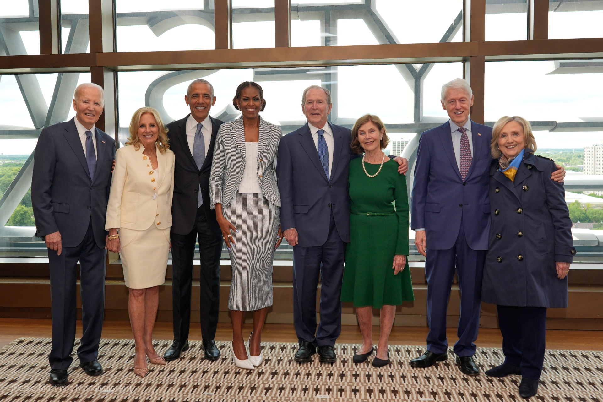 Barack Obama inaugura centro presidencial en Chicago para preservar su legado político.