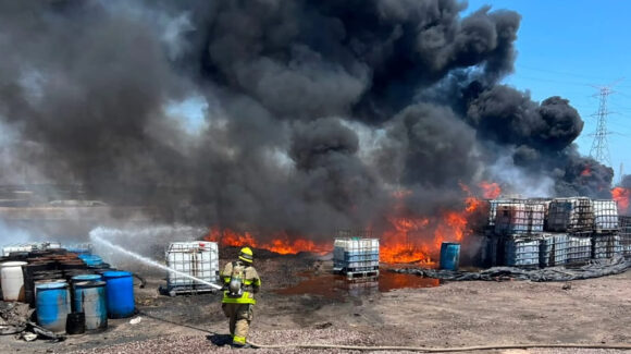 Fuerte incendio en parque industrial de Empalme moviliza a cuerpos de emergencia