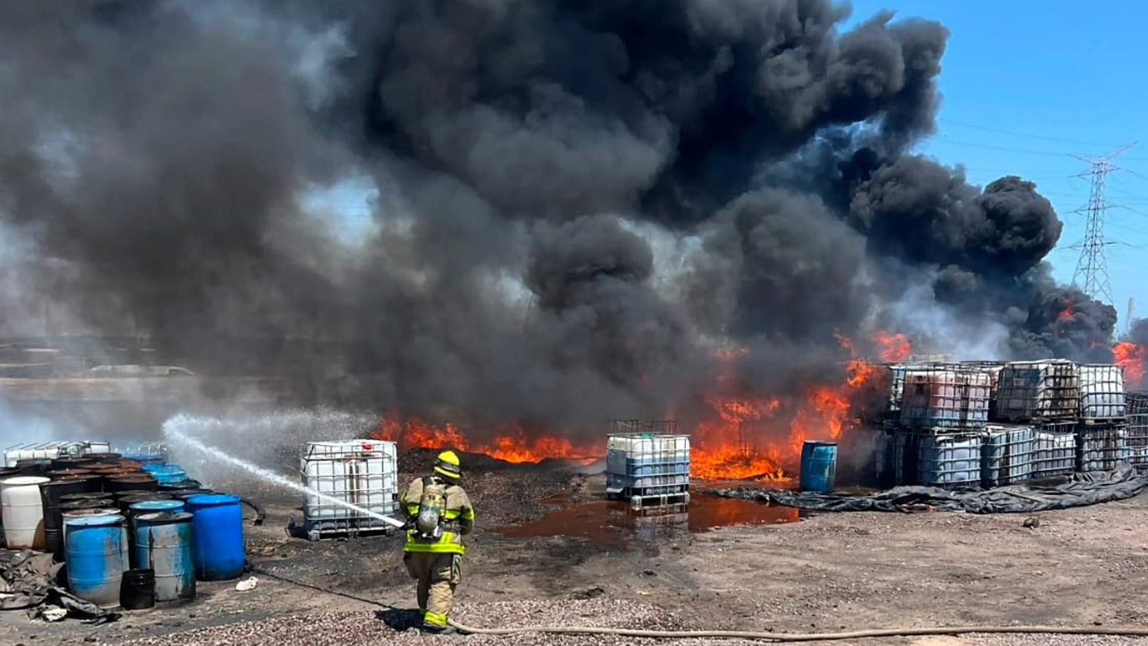 Bomberos de Empalme y CNE controlan incendio en el Parque Industrial